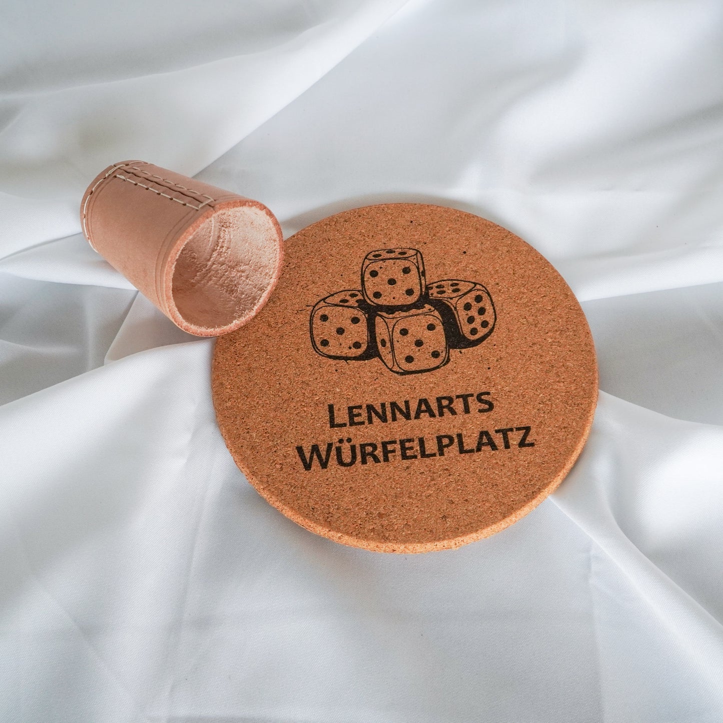 Würfelunterlage personalisiert mit Würfelbecher